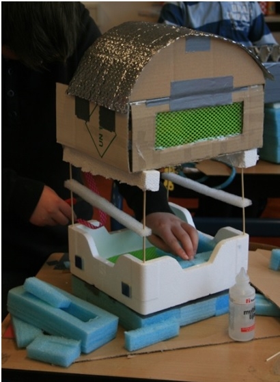 Drijfhuis met maquette van een waterrijke omgeving Drijfhuis met maquette van een waterrijke omgeving