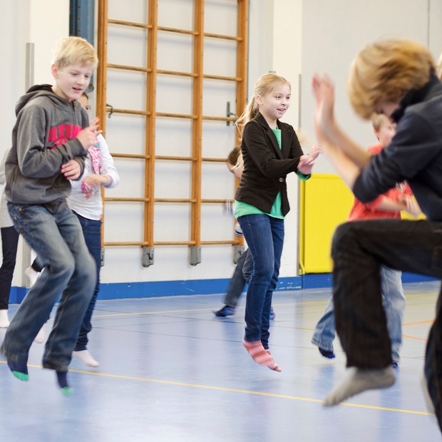 Groot en klein danst de wereld rond Groot en klein danst de wereld rond